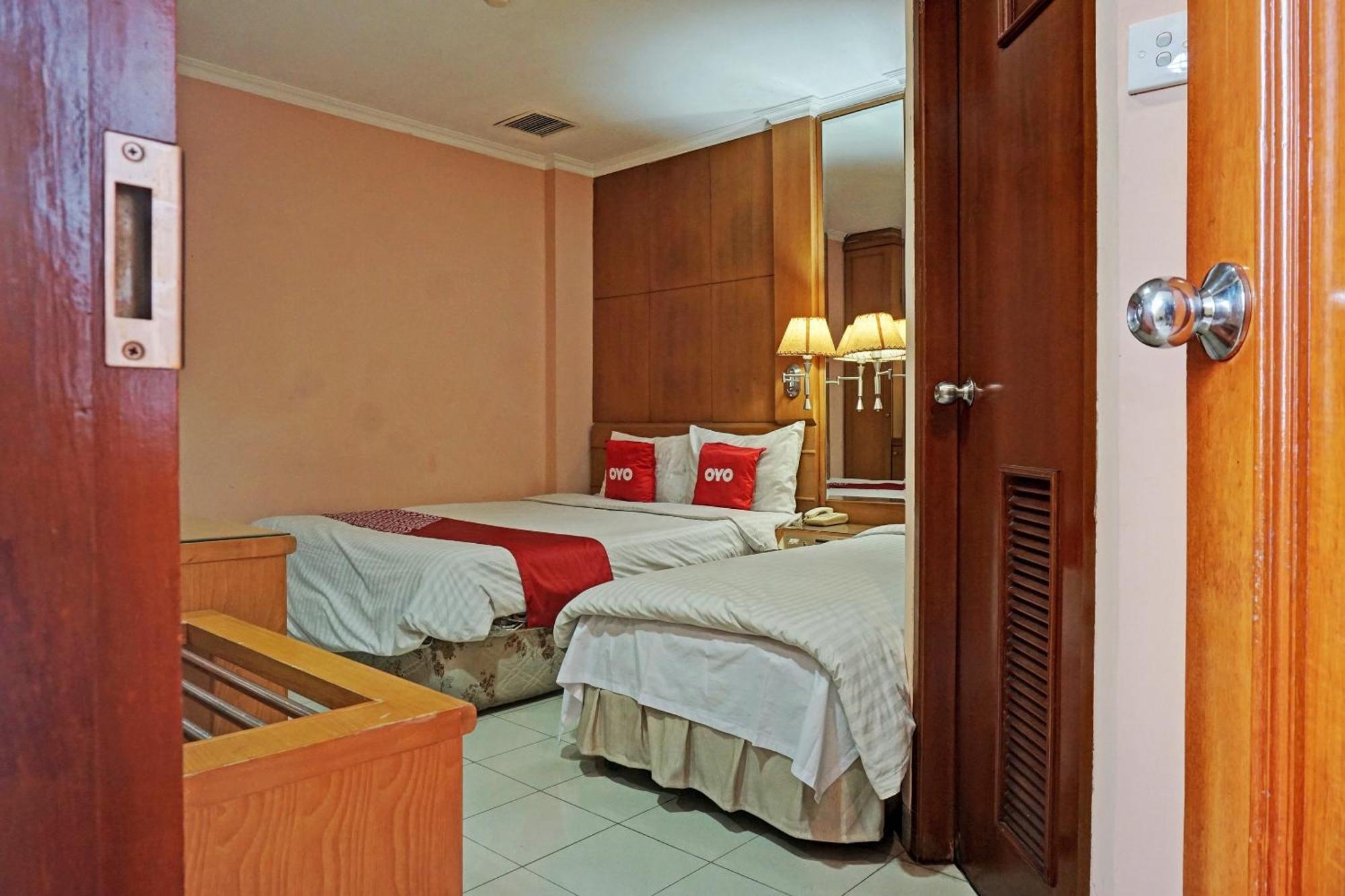 Oyo 671 Hotel Capitol Jacarta Exterior foto